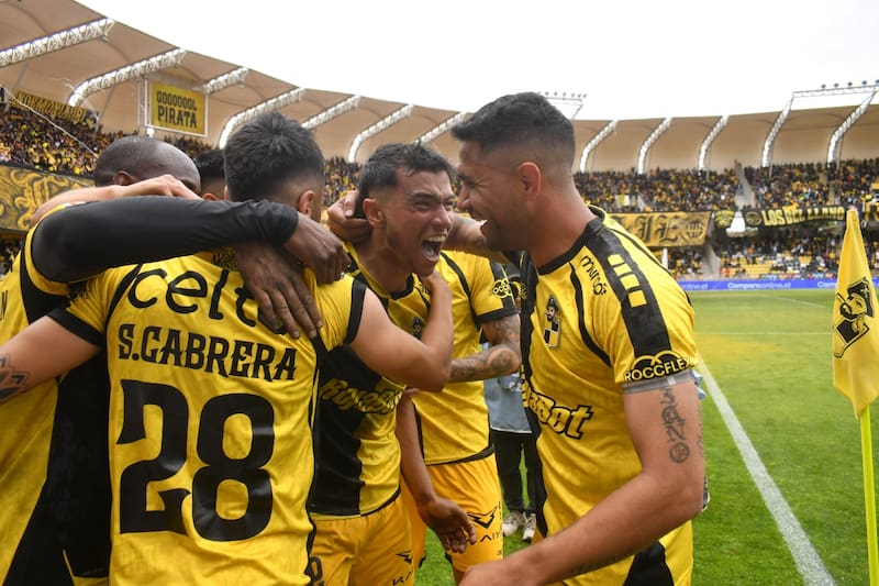 Los Piratas vencieron a Colo Colo y suman 15 puntos de ventaja en la tabla de posiciones. Foto: Agencia Aton.