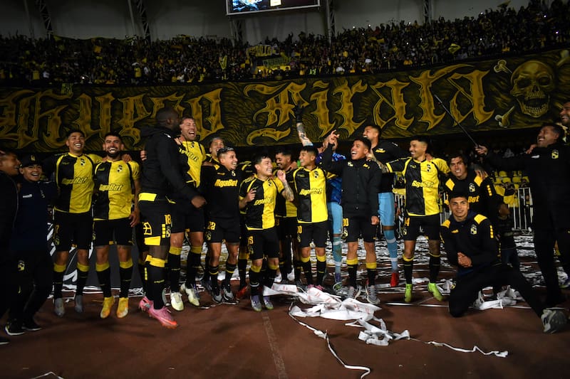 Los jugadores de Coquimbo Unido celebran el triunfo durante el partido de Primera Division contra Ñublense.