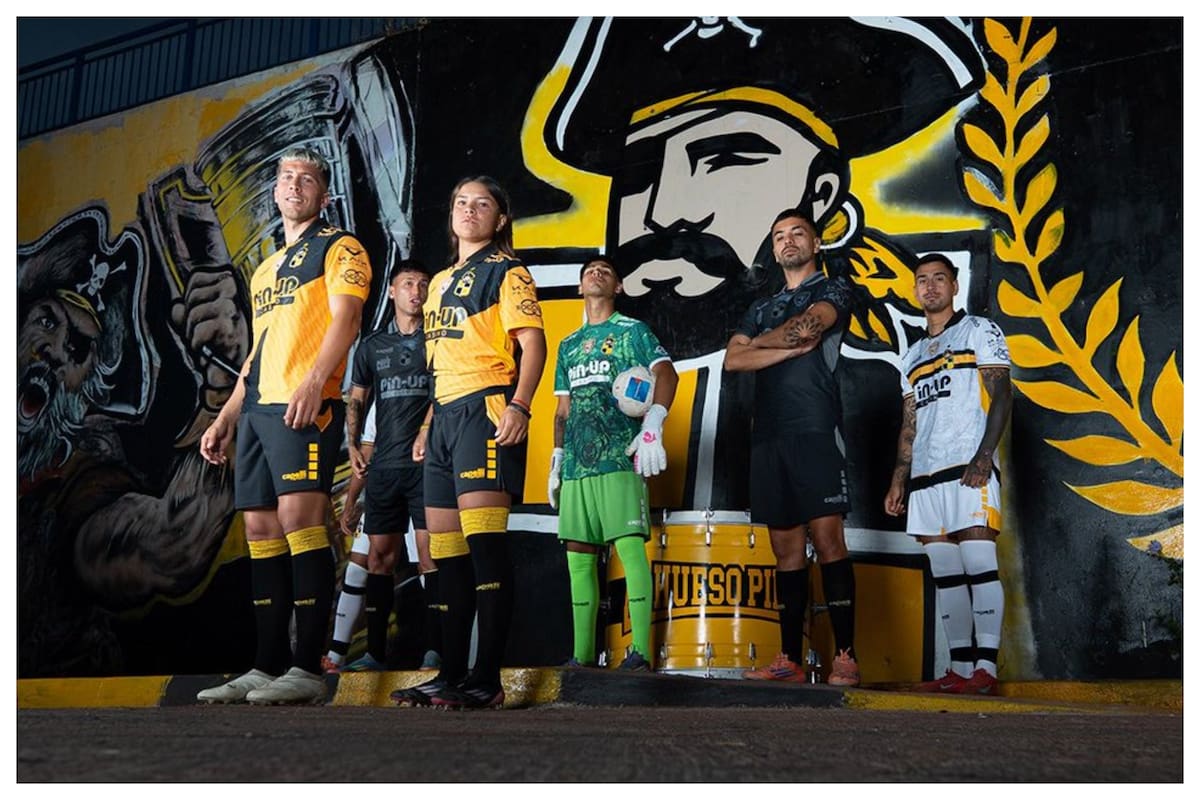 Los Piratas presentaron sus nuevas equipaciones para el 2026. Foto: @Coquimbounido en X.