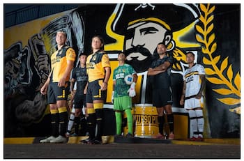 IMÁGENES | ¡Con la estrella de campeón! Coquimbo Unido presentó sus camisetas para esta temporada