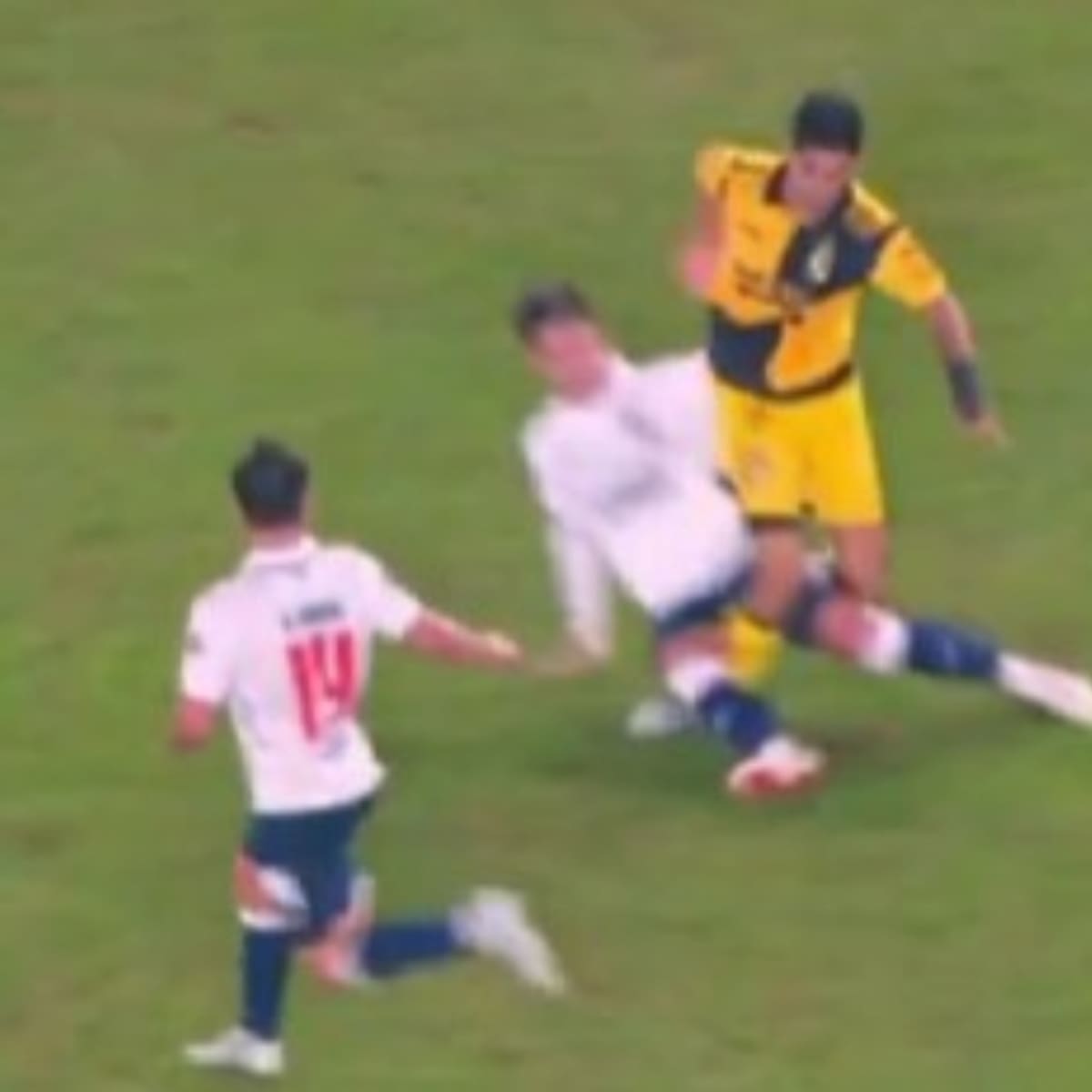 VIDEO | Criminal: la feroz patada que recibió Francisco Salinas en el partido de Coquimbo ante Nacional