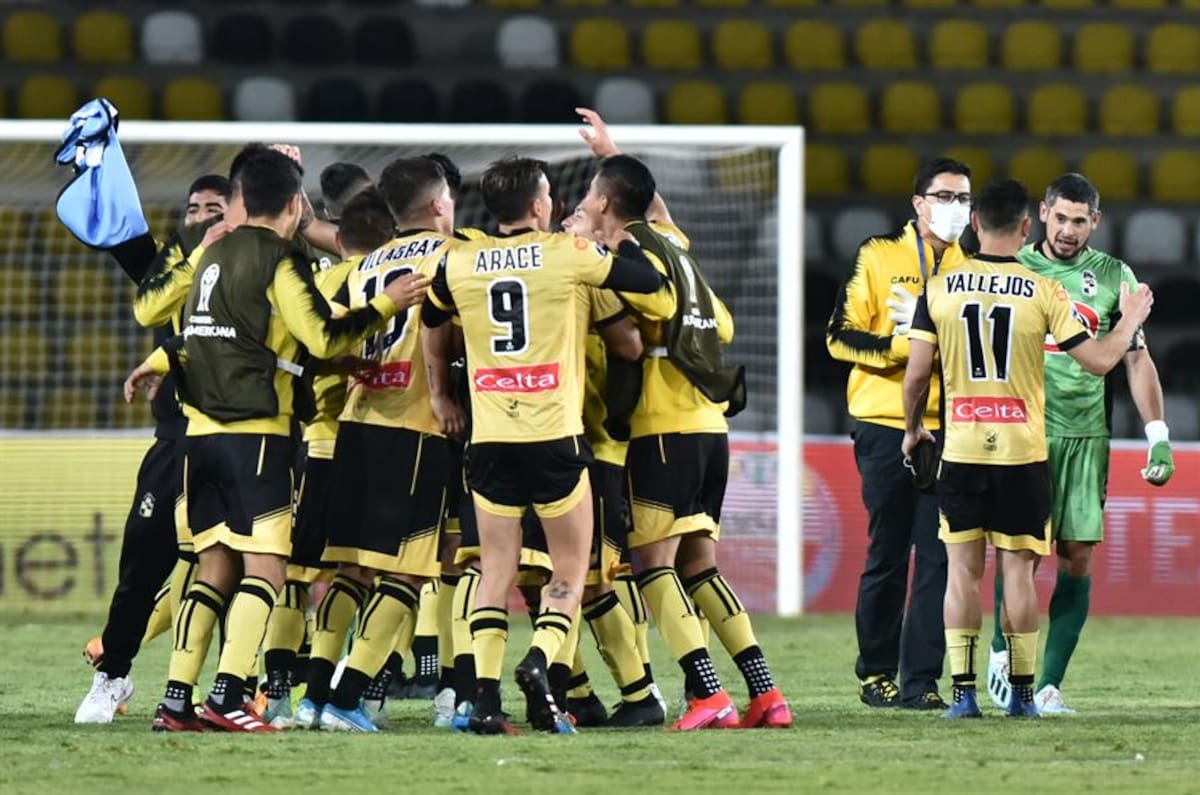 El equipo pirata celebrando su clasificación a semifinales en 2020.