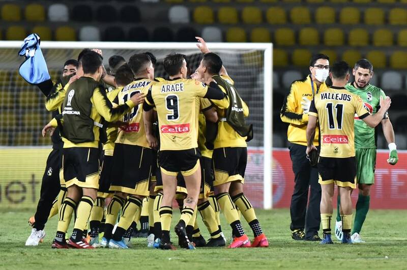 El equipo pirata celebrando su clasificación a semifinales en 2020.