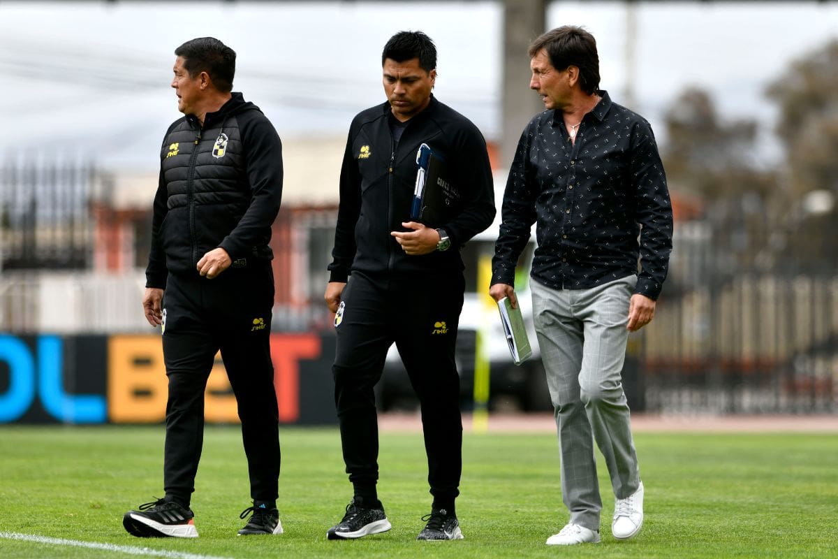 La relación entre Fernando Díaz (derecha) y Esteban González (al centro) se quebró tras la salida del Nano de los Piratas. Foto: Agencia Aton.