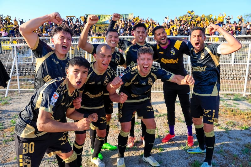Las figuras del equipo llaman la atención en los históricos de Colo Colo. Foto: Aton.
