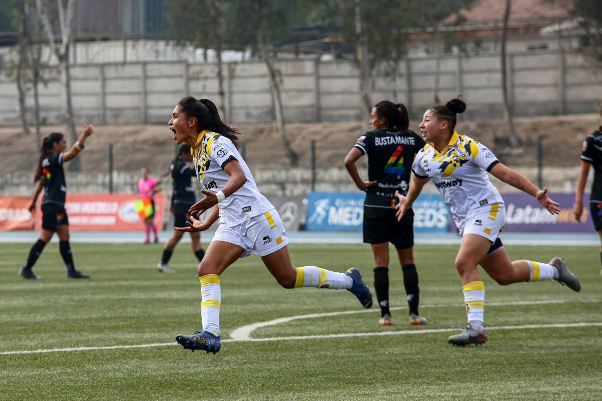 Las jugadoras Piratas celebran a todo pulmón el golazo que les dio el triunfo sobre Santiago Morning. Foto: Prensa Coquimbo Unido.