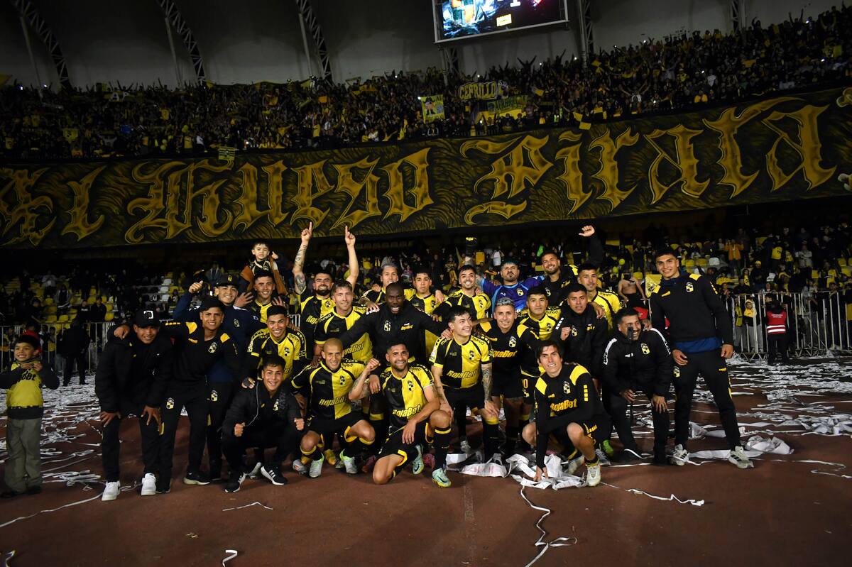 Los jugadores Piratas celebran el triunfo durante el partido de Primera Division contra Ñublense.