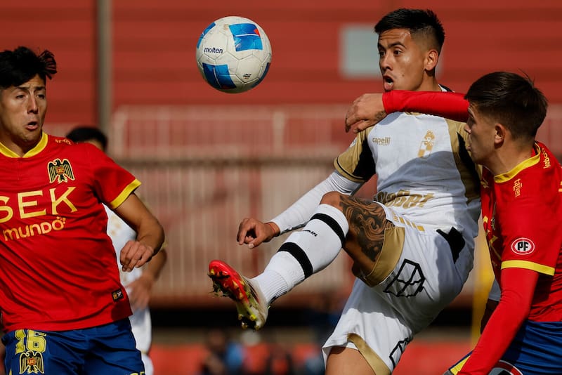 Piratas e hispanos se enfrentan en el cierre del Campeonato Nacional. Foto: Agencia Aton.