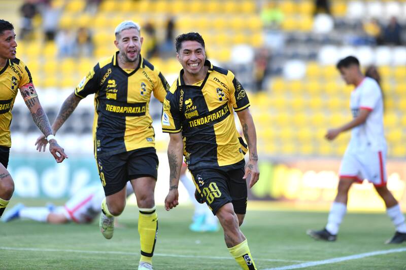 El jugador de Coquimbo Unido Luciano Cabral celebra con sus compañeros su gol contra Union La Calera