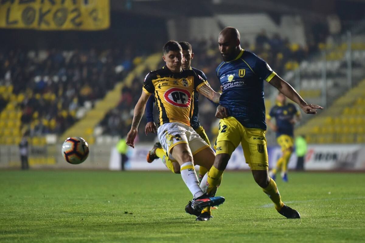 Futbol, Coquimbo Unido vs Universidad de Concepcion
Primera fecha, segunda rueda, campeonato nacional 2019
El jugador de Universidad de Concepcion German Rolin, derecha, disputa el balon con Benjamin Vidal de Coquimbo Unido durante el partido de primera division realizado en el estadio Francisco Sanchez Rumoroso de Coquimbo, Chile.
26/07/2019
Alejandro Pizarro/Photosport
Football, Coquimbo Unido vs Universidad de Concepcion
First date, second round, National Championship 2019
Universidad de Concepcion's player German Rolin, right, battles for the ball against Benjamin Vidal of Coquimbo Unido during the first division match held at the Francisco Sanchez Rumoroso stadium in Coquimbo, Chile.
26/07/2019
Alejandro Pizarro/Photosport
