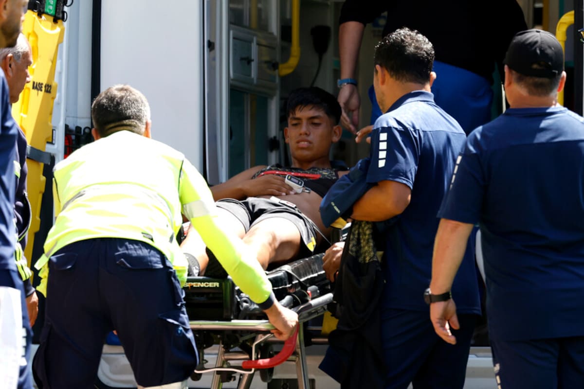 Dixon Pereira siendo atendido tras polémica jugada.