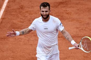 El show de Corentin Moutet contra Djokovic en Roland Garros: perdió igual