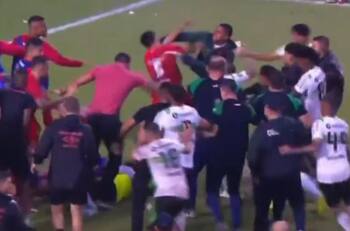 Combos iban y venían: Batalla campal entre el Coritiba y el Athletico Paranaense de Luciano Arriagada