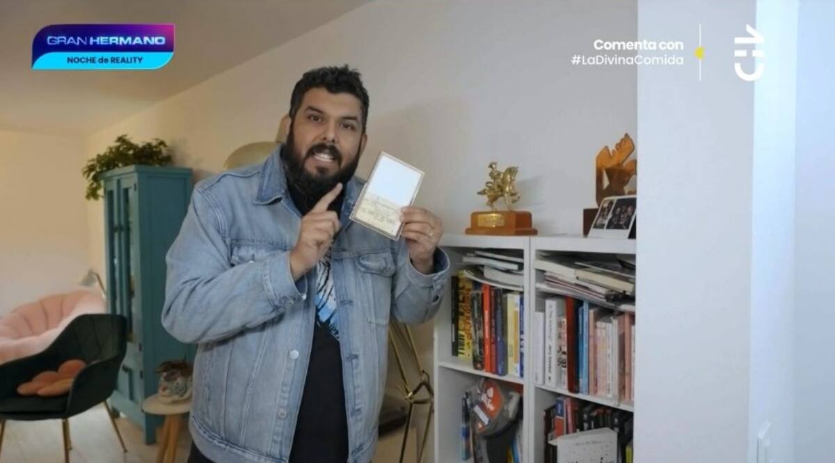 Coronel Valverde mostró distintos recuerdos de su casa.