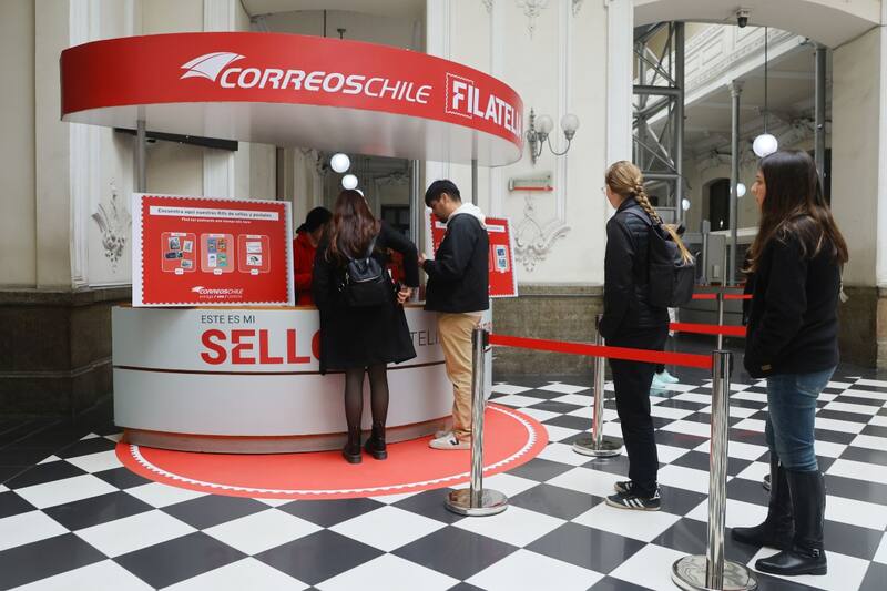 Una de las causas de la crisis es la caída del negocio postal.