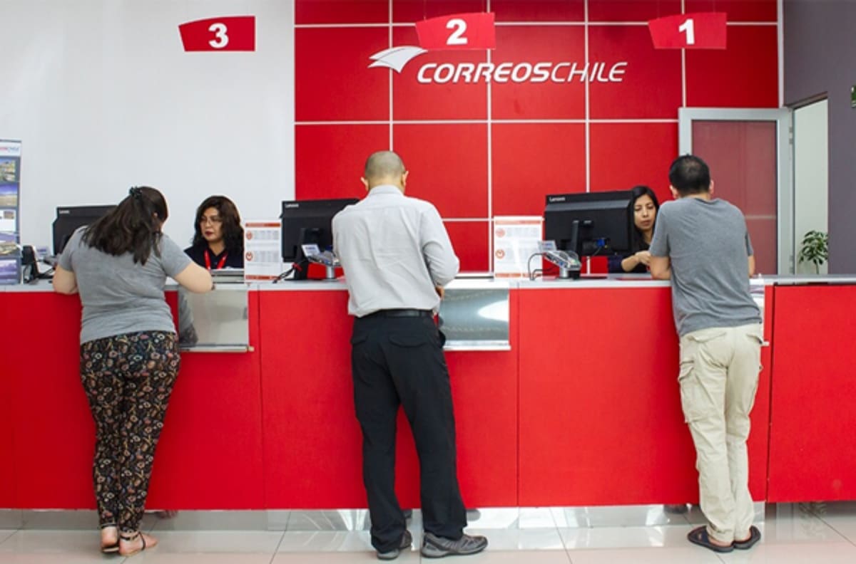 La severa crisis económica que tiene en jaque a Correos de Chile