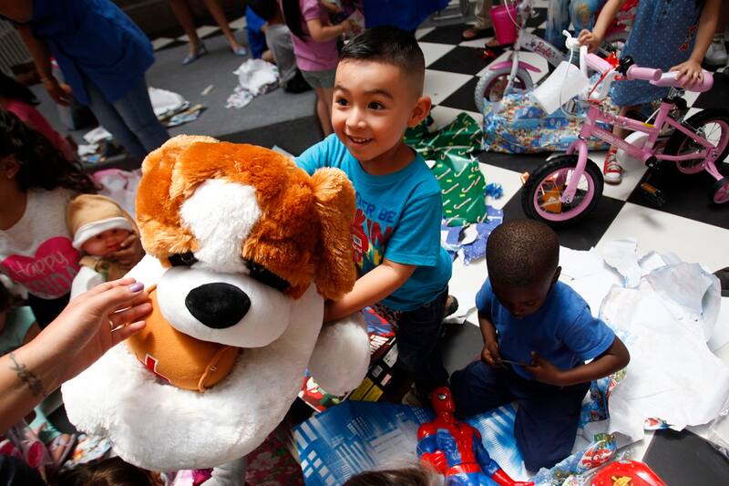 Santiago 20 de diciembre 2018
CorreosChile realiza la ceremonia de cierre de su tradicional Campaa de Navidad, instancia que durante un mes busc apadrinar las cartas de nios y nias que no tienen la posibilidad de recibir un regalo en Nochebuena.
Ramon Monroy/Aton Chile