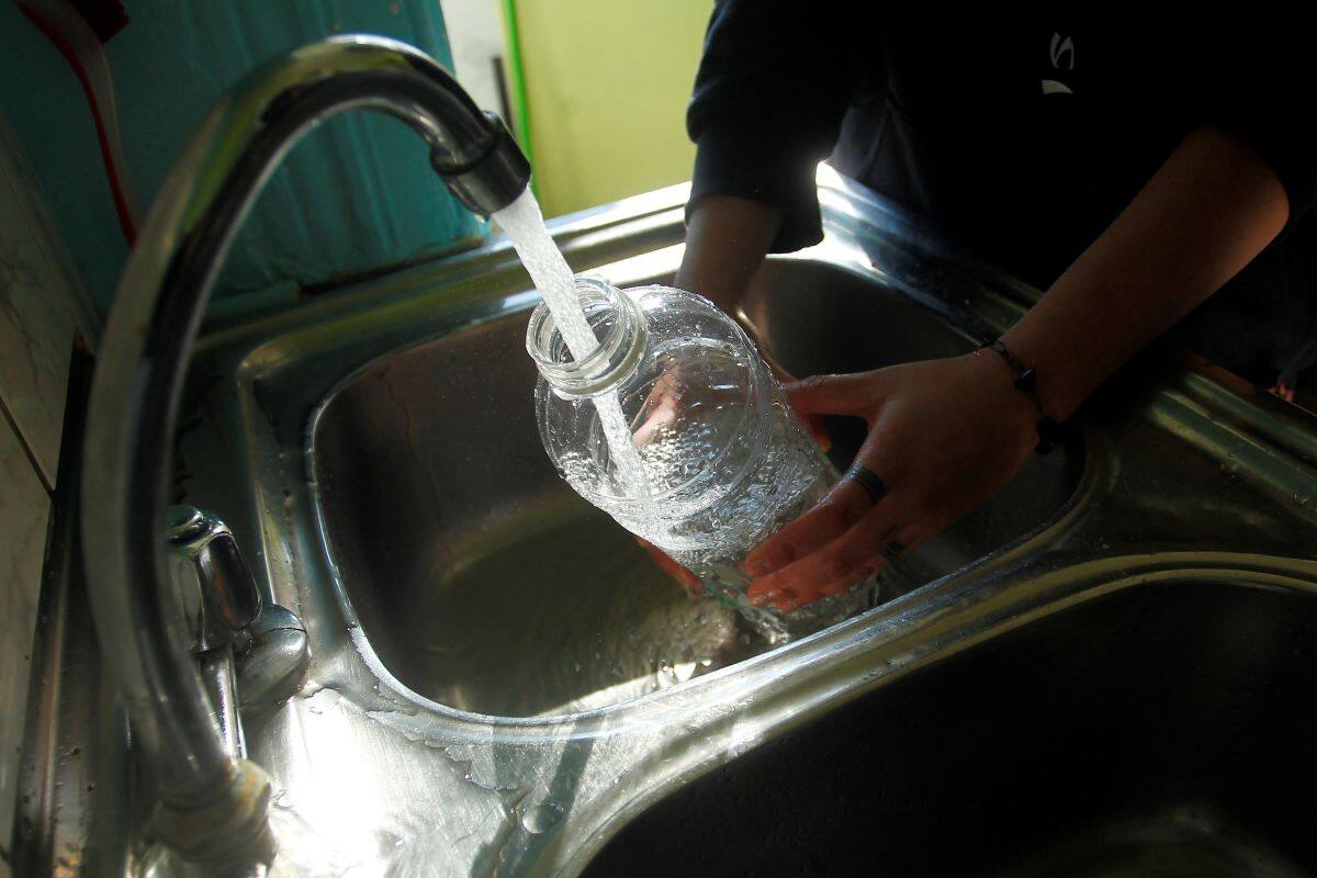“La presencia de turbiedad en las aguas requiere de un proceso adicional de tratamiento antes que pueda ser distribuida de manera segura a los hogares”, explicaron desde Aguas Andinas. Foto: ATON.