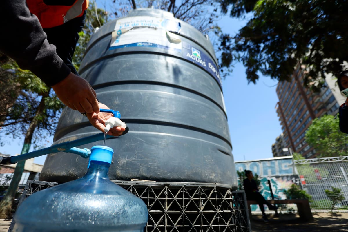 Debido a la cantidad de horas que se interrumpirá el servicio, Aguas Andinas avisó con anticipación a los vecinos que se verán afectados. Créditos: Karin Pozo/Aton Chile.