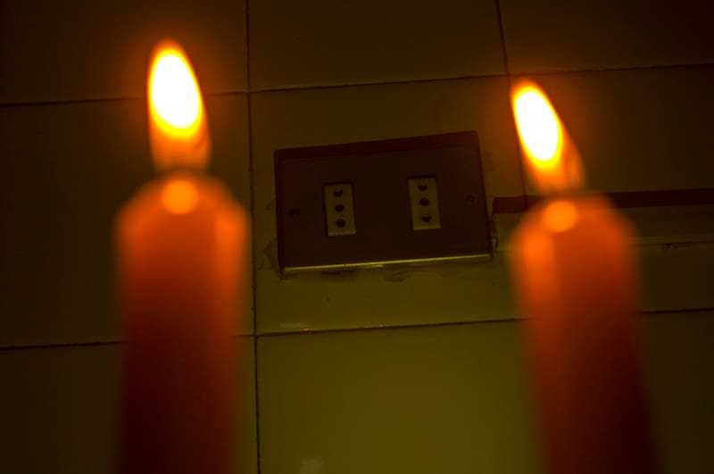 Revisa qué comunas permanecen sin luz a esta hora.