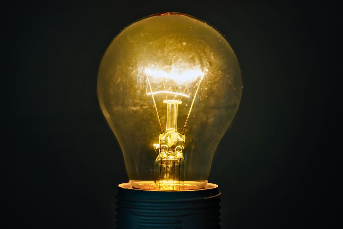 Conoce las comunas afectadas por las suspensiones programadas por Enel para este viernes 8 de mayo. Foto: Freepik.