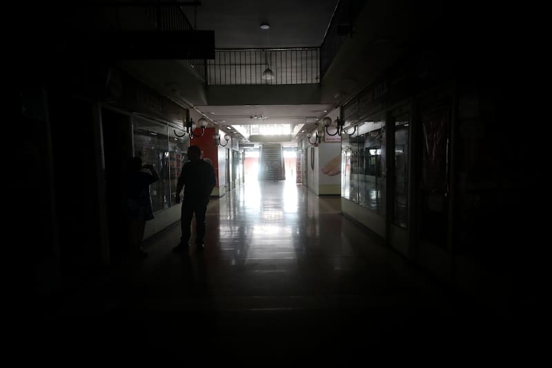 A esta hora, hay más de 368 mil hogares sin luz en toda la Región Metropolitana. Créditos: Javier Salvo/Aton Chile.