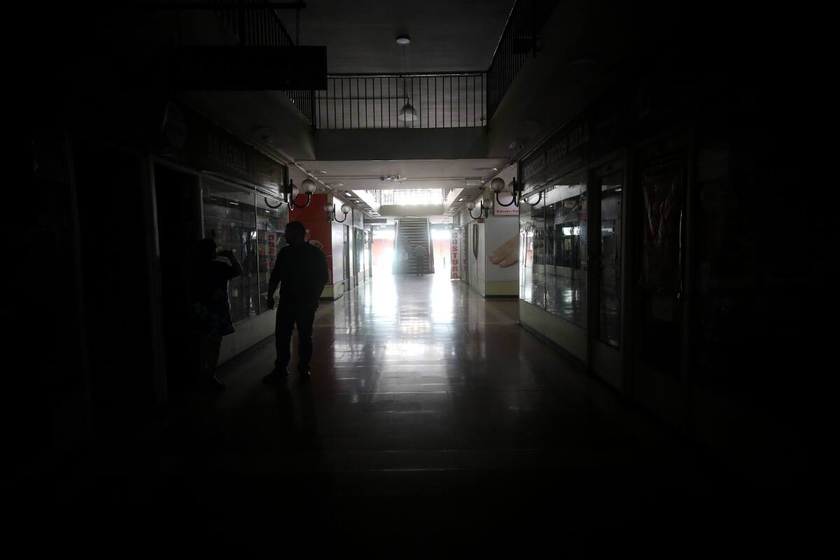 La medida se debe a trabajos de modernización y mejora de la red eléctrica de la capital. Créditos: Javier Salvo/Aton Chile.