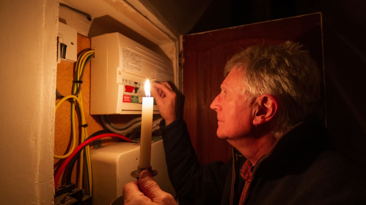 ¿Qué debe tener mi kit de emergencias en casa ante eventuales cortes de luz por lluvia?