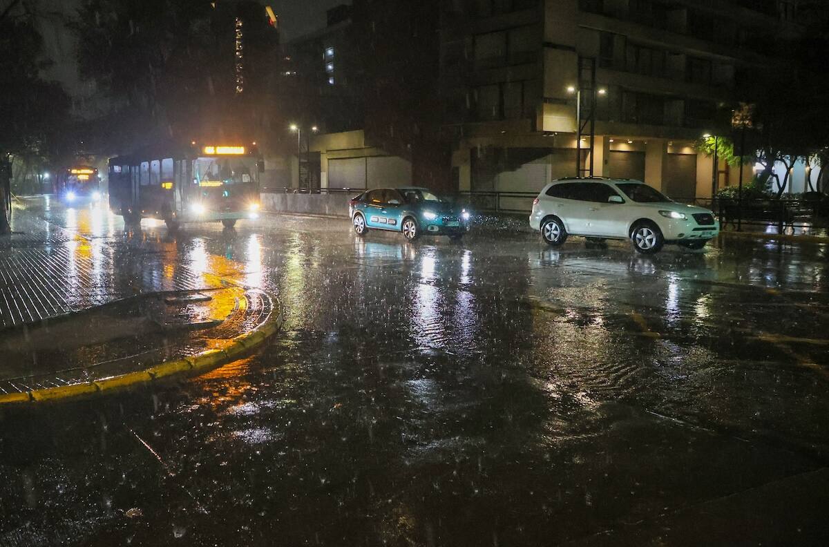 Tránsito suspendido y pasos bajo nivel anegados: Así está la situación en las calles de Santiago por sistema frontal