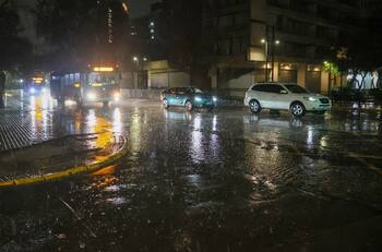 Tránsito suspendido y pasos bajo nivel anegados: Así está la situación en las calles de Santiago por sistema frontal