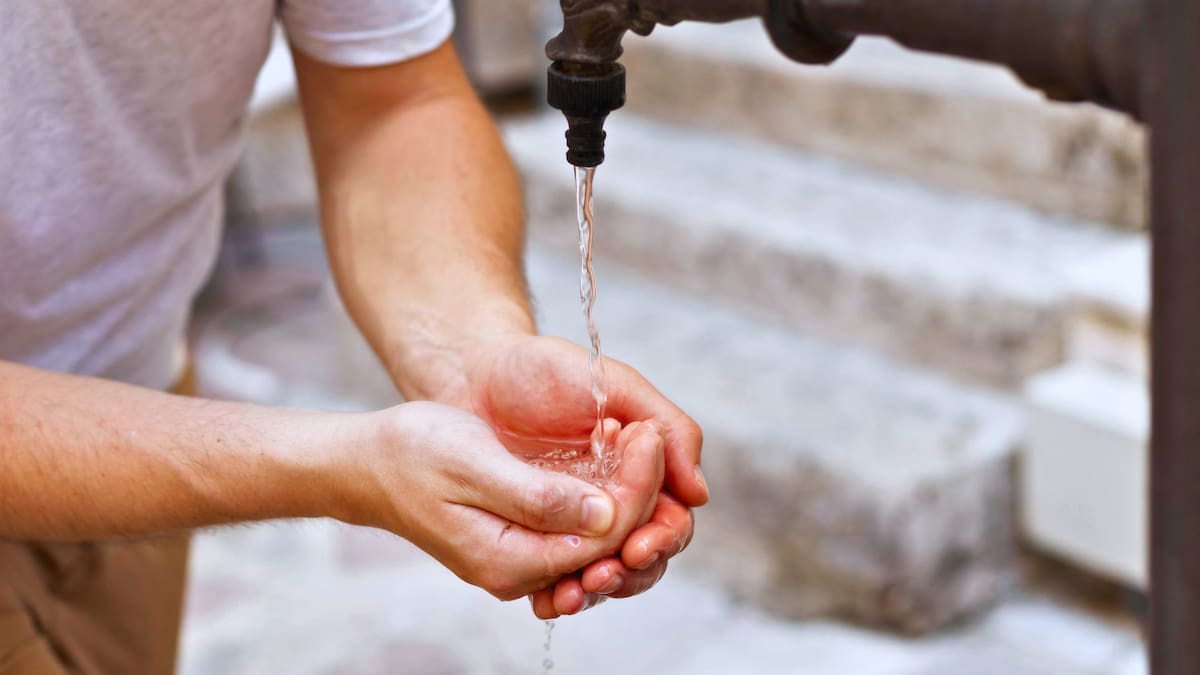 Hasta 12 horas sin agua: las cuatro comunas de la Región Metropolitana que enfrentarán corte en el suministro este jueves