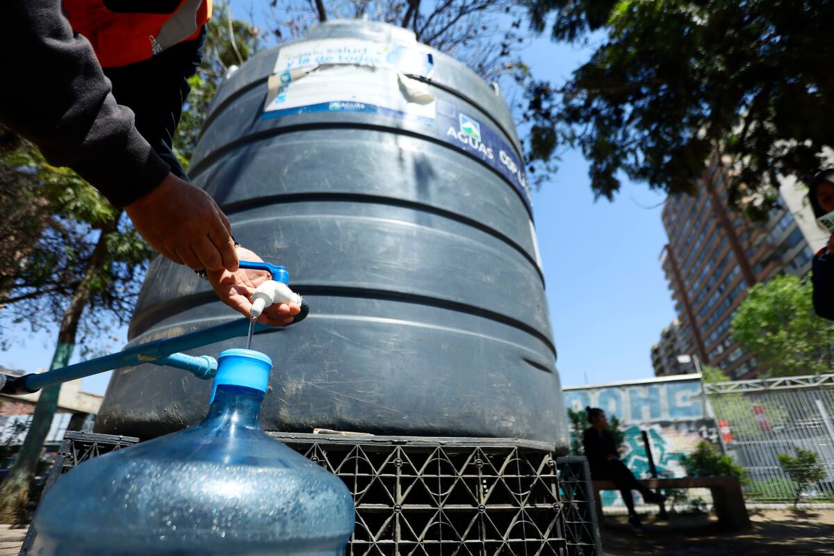 Durante la jornada, fallos en matrices y trabajos programados de renovación de redes obligarán a interrumpir el servicio en varios puntos de la capital. Créditos: Karin Pozo/Aton Chile.