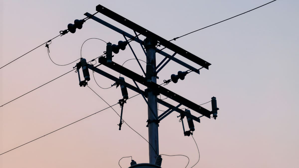Cortes de luz por sistema frontal en Chile: Miles de clientes están sin suministro en la RM, Valparaíso y otras regiones