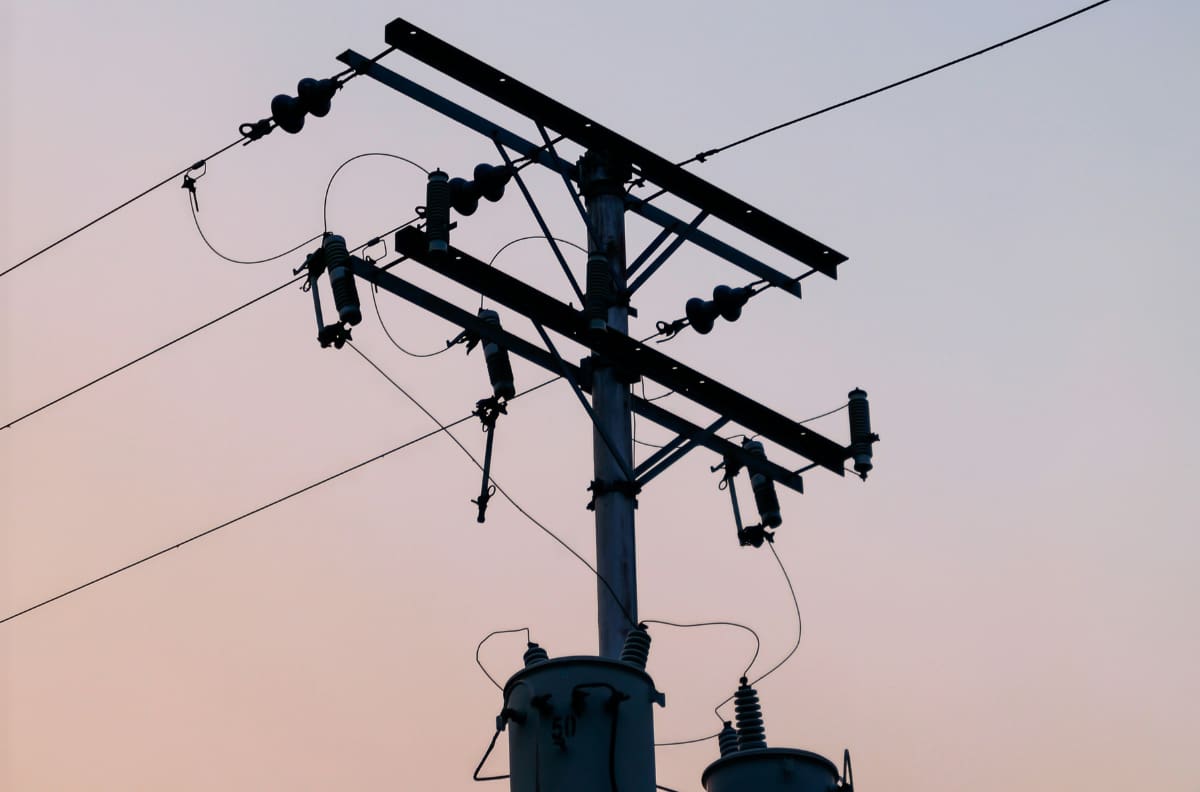 Cortes de luz por sistema frontal en Chile: Miles de clientes están sin suministro en la RM, Valparaíso y otras regiones