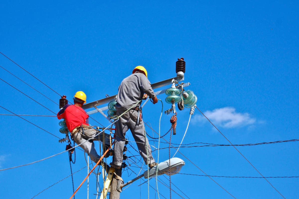Enel anunció que más de diez comunas se verán afectadas con interrupciones este viernes 15 de mayo. Foto: Freepik.