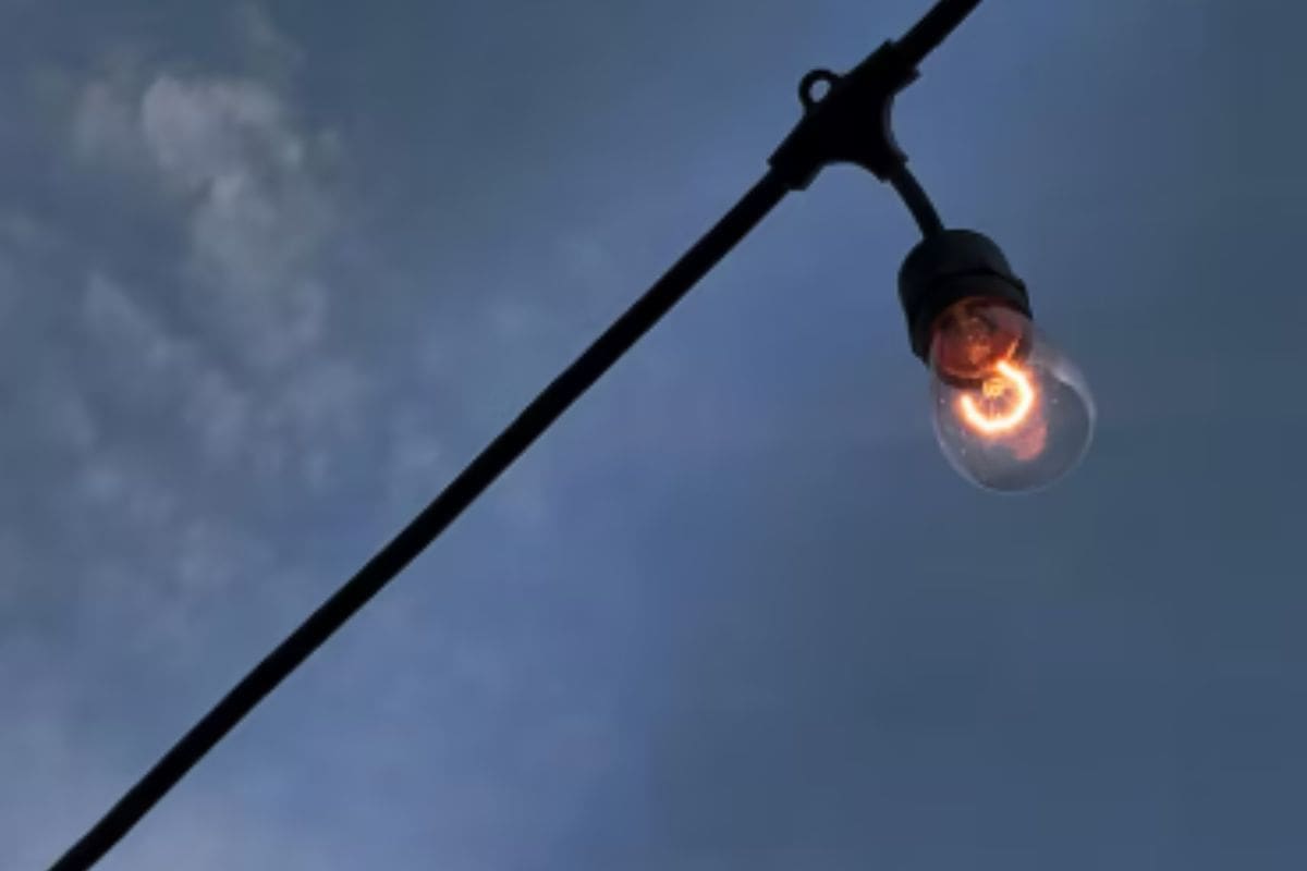 Siete comunas de la Región Metropolitana van a tener interrupción en su suministro eléctrico.
Créditos: Freepik.