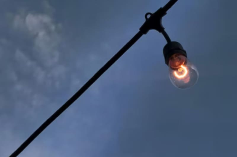 Siete comunas de la Región Metropolitana van a tener interrupción en su suministro eléctrico.
Créditos: Freepik.