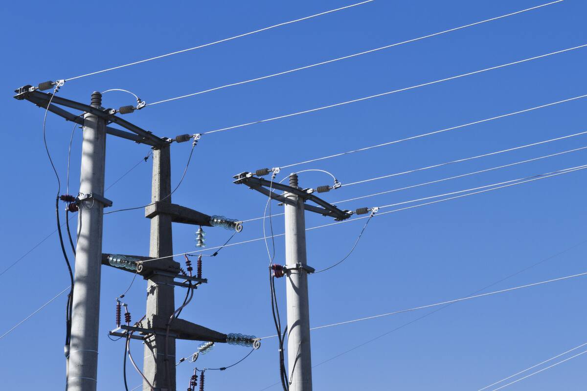 Este sábado Santiago contará con pocos pero importantes cortes en el servicio eléctrico. Créditos: Freepik.