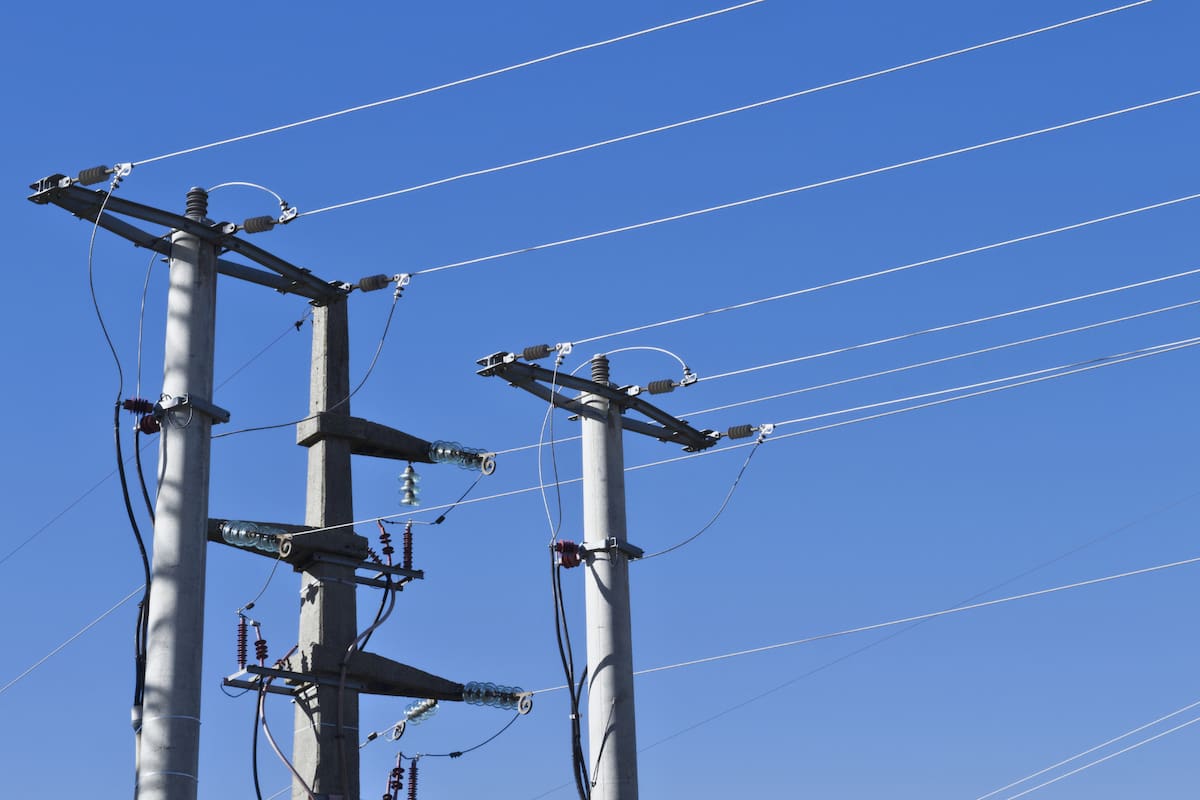 Este sábado Santiago contará con importantes interrupciones en el servicio eléctrico. Créditos: Freepik.