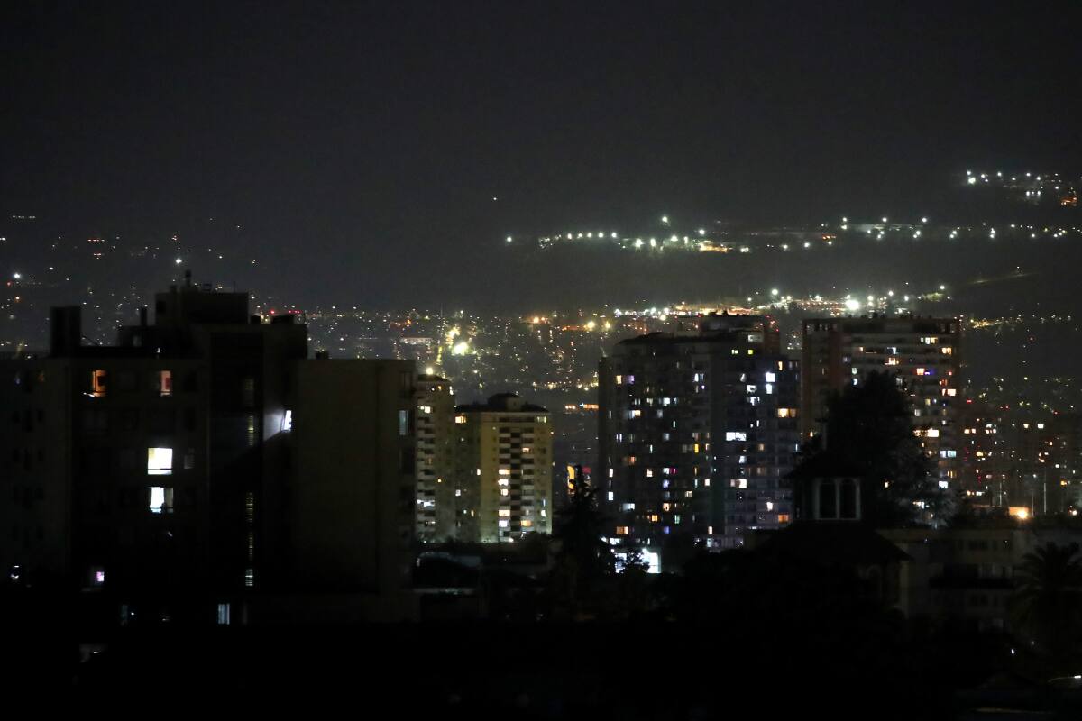 La interrupción en el suministro afectará al menos siete comunas capitalinas este jueves. Créditos: Jonnathan Oyarzun/Aton Chile.