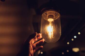 Enel confirma cortes de luz en 13 comunas de la Región Metropolitana para este lunes 15 de diciembre