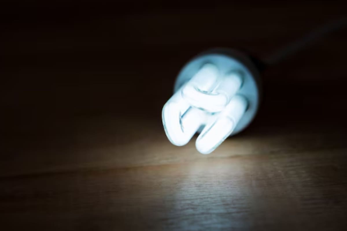 La interrupción del servicio podría extenderse por incluso ocho horas en algunas de las comunas afectadas, informó Enel. Créditos: Freepik.