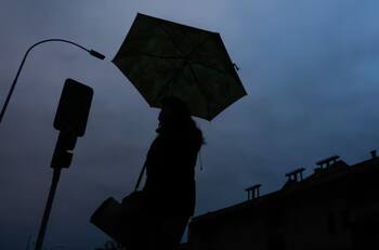 Corte de luz afecta a más de 22 mil clientes por fuertes ráfagas de viento y precipitaciones en Santiago