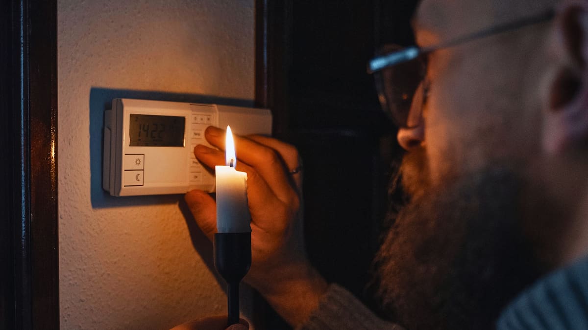 Hasta nueve comunas afectadas: Enel confirmó cortes de luz para este lunes 27 de julio en la Región Metropolitana