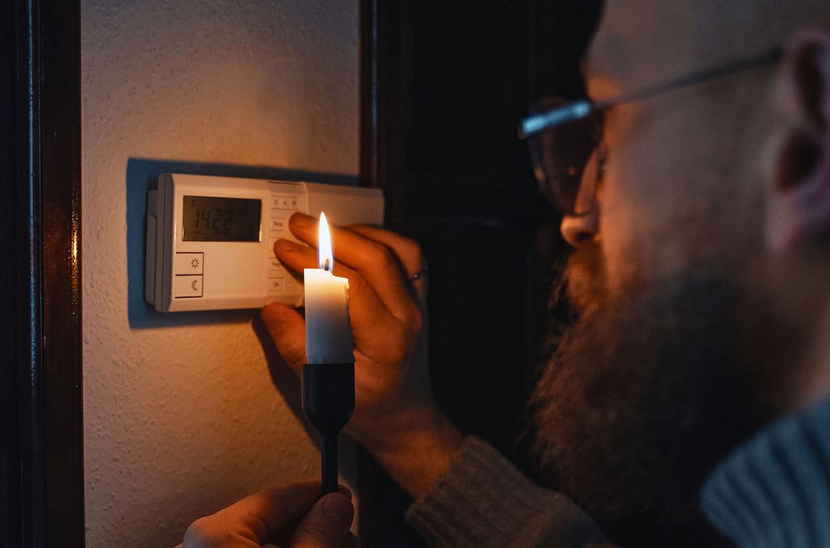 Hasta nueve comunas afectadas: Enel confirmó cortes de luz para este lunes 27 de julio en la Región Metropolitana