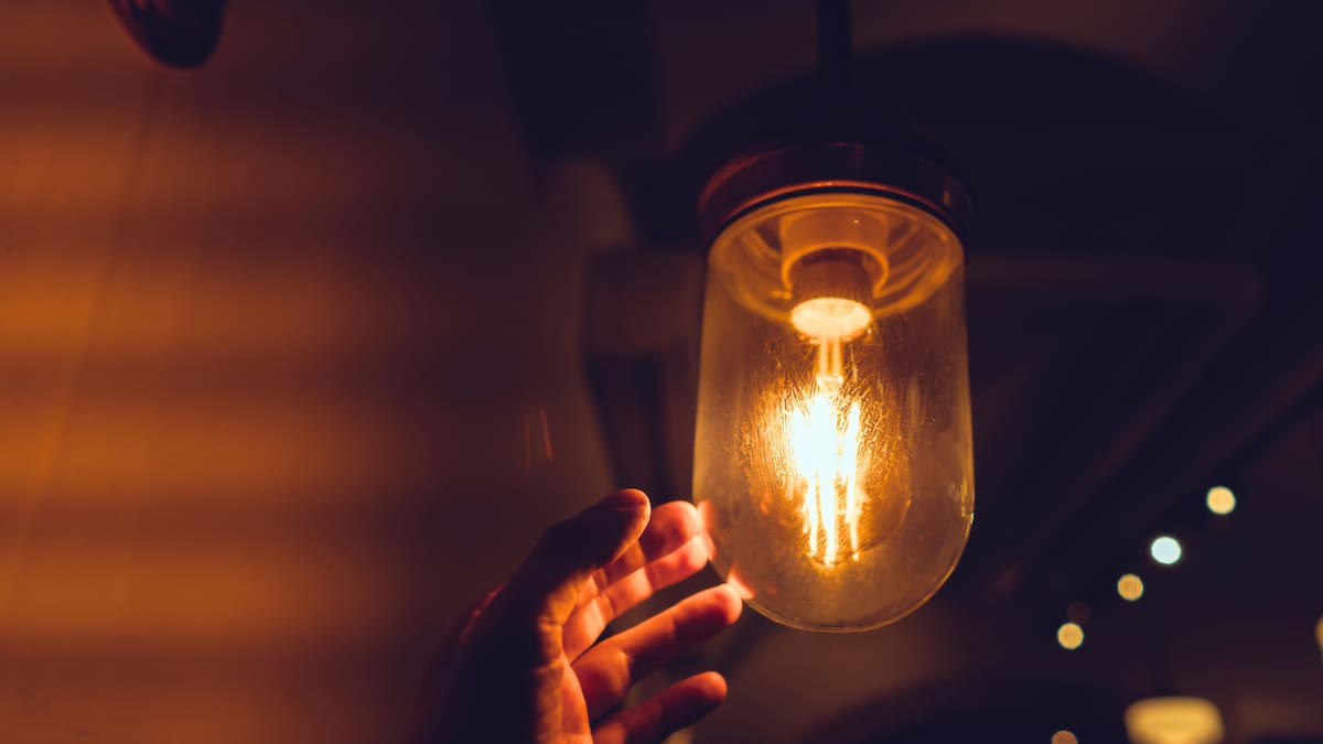 Cortes de luz en Santiago: más de 10 comunas se verán afectadas este lunes