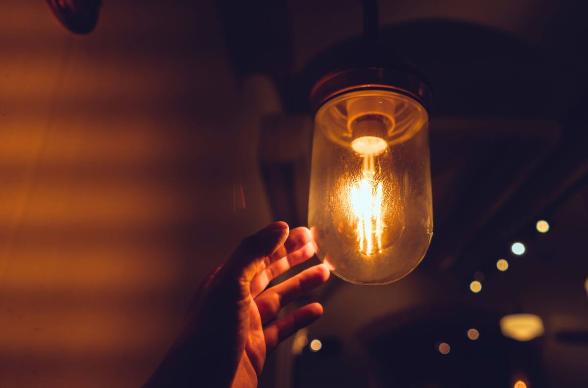 Cortes de luz en Santiago: más de 10 comunas se verán afectadas este lunes