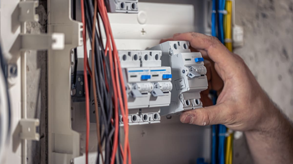 Enel advierte por cortes de luz programados para este domingo: Estas comunas se verán afectadas