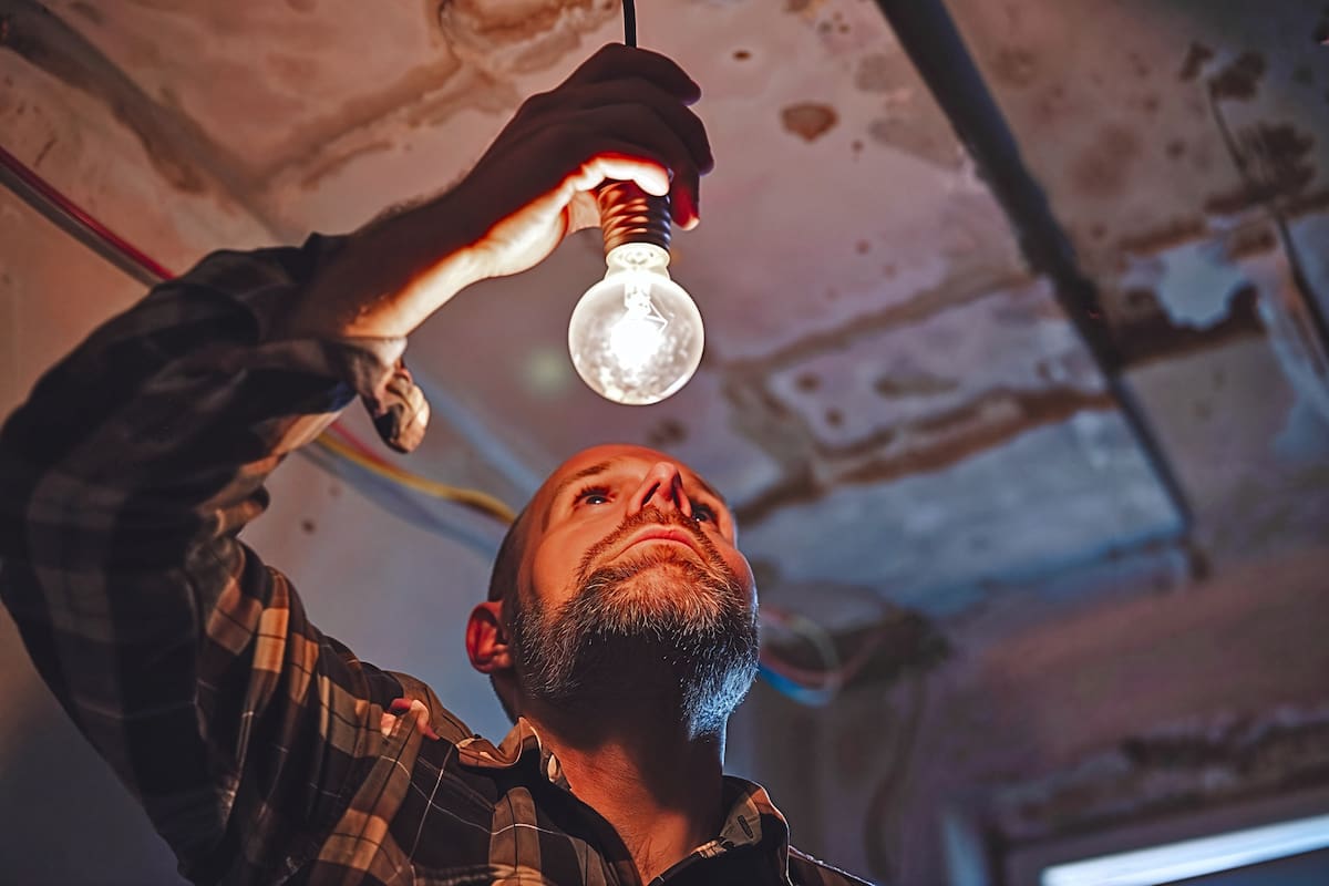 Enel programó interrupciones en el servicio por hasta 7 horas en algunas comunas de la capital. Foto: Freepik.