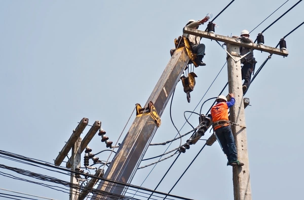 Cortes de luz: hasta 12 comunas tendrán interrupción en el suministro este lunes en Santiago